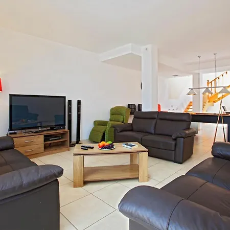 Playa Blanca Sleeps 12 With Pool Air Con And Wifi Playa Blanca (Lanzarote)